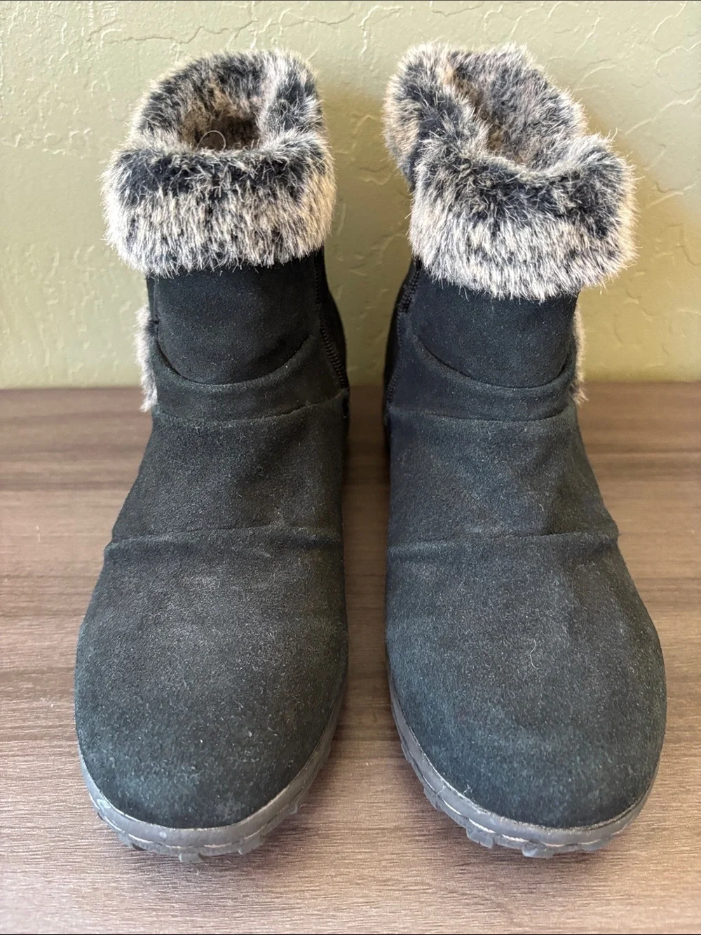 Khombu Lindsey Black Suede Rubber Sole Winter Faux Fur Boots Size 7